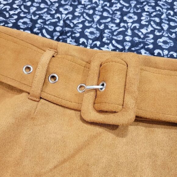 Brownā
Suedeā
Beltedā
MiniĀ Skirt - Picture 3 of 6